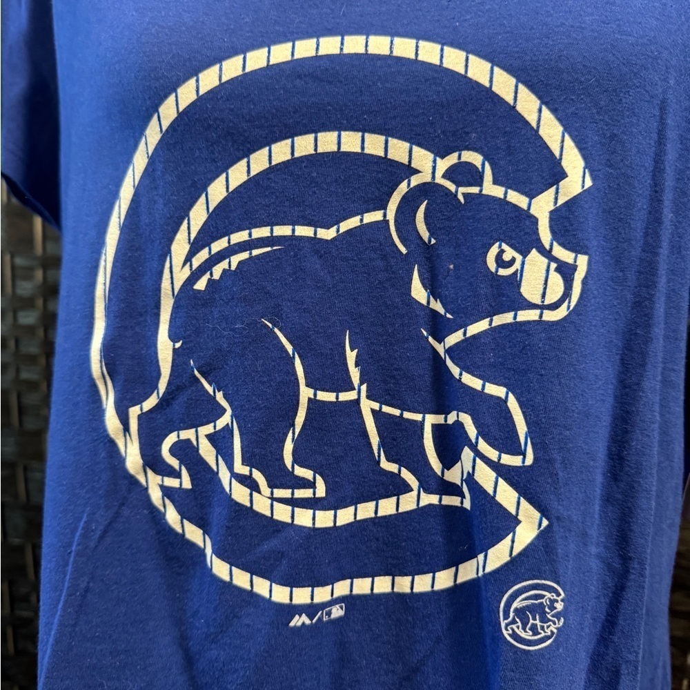 Chicago cubs women's Blue V-Neck Graphic Tee NWT. Sz L - Picture 2 of 4